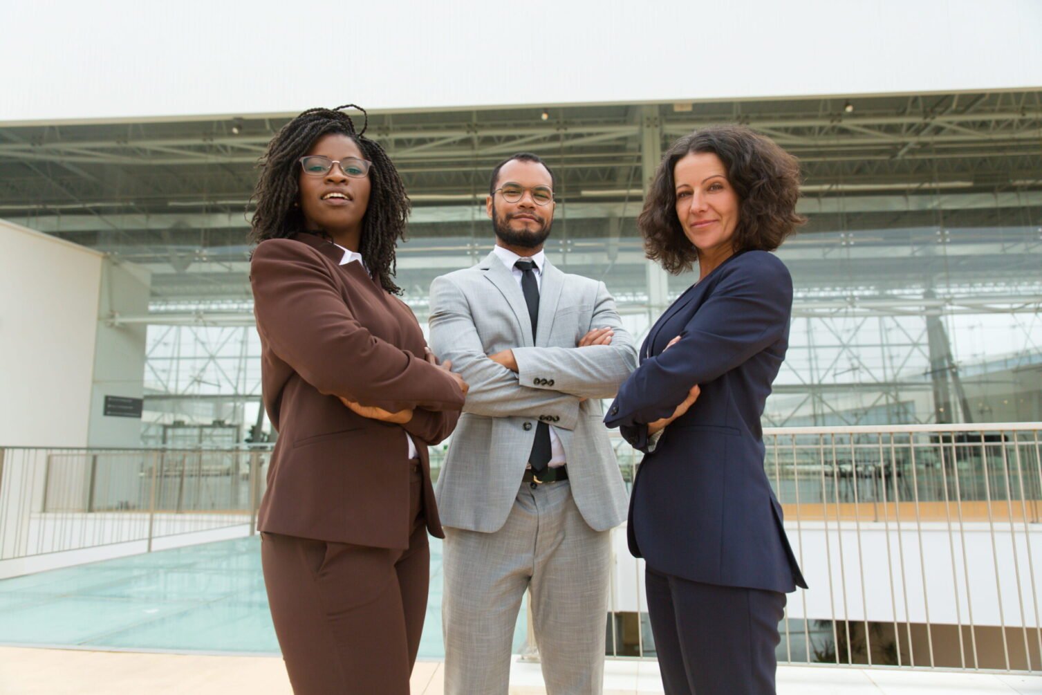 happy-confident-business-team-posing-hallway(1)
